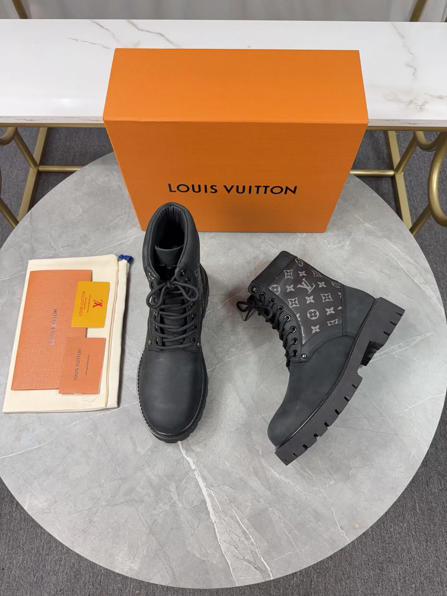 p720🐮🐮2025 top version: couple style LV presbyopia, embossed rhubarb boots, ankle boots, embossed waterproof nubuck cowhide boots, relying on the brand's exquisite craftsmanship to carefully reshape the classic T 6-inch boot shape in Italy to create an American-style autumn and winter men's and women's wear show. The original laces and outsole are exquisitely detailed, and the leather label expresses the cooperation logo. Exquisite packaging at the delivery counter🛍📦 ▪️Fabrics: Original customized imported first-layer cowhide ▪️Inner lining: Original customized leather lining/mesh lining ▪️Outsole: Original molded anti-slip rubber material ▪️Sole thickness: 3.5CM ▪️Size: 35-40 for women and 39-46 for men